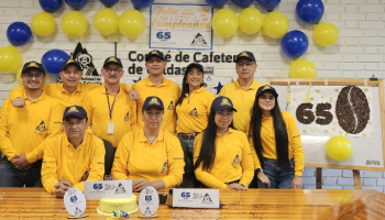 FELICITACIONES AL SERVICIO DE EXTENSIÓN POR LLEGAR A 65 AÑOS CON LA CAMISETA PUESTA POR LAS FAMILIAS CAFICULTORAS DE CALDAS Y DEL PAÍS