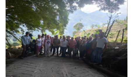 100 metros de Placa Huellas fueron entregados en Marquetalia, Convenio Comité- Alcaldía