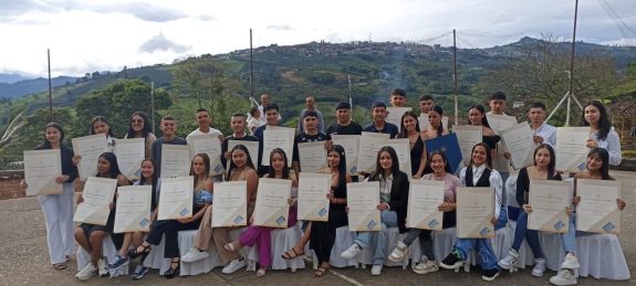 La educación rural florece en Caldas con 55 nuevos graduados de La Universidad en el Campo