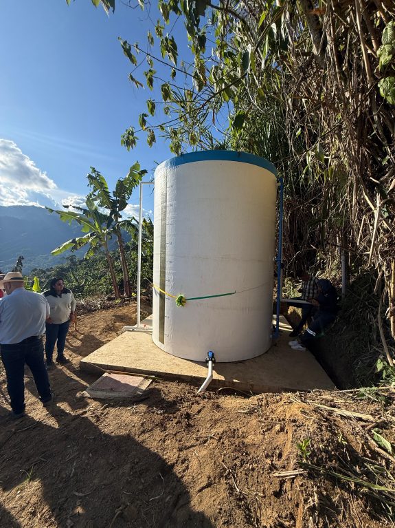 En Supía, Caldas se hicieron entregas de tanques para el tratamiento de abastos rurales
