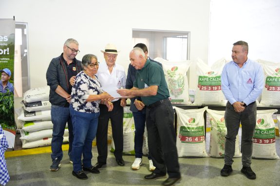 Cerca de $200 millones de pesos en Fertilizantes fueron entregados a caficultores de Manizales