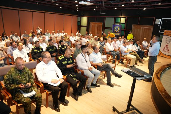 Autoridades territoriales, fuerzas militares y de policía con gremios del sector agrícola participaron en foro para definir estrategias de seguridad en el departamento.