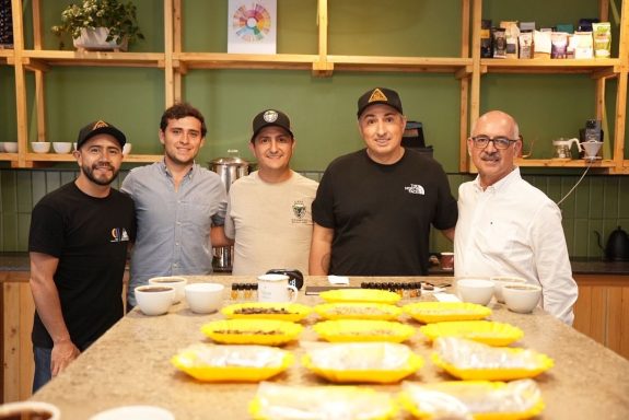 Empresario británico destaca la calidad del café y el compromiso ambiental en Caldas