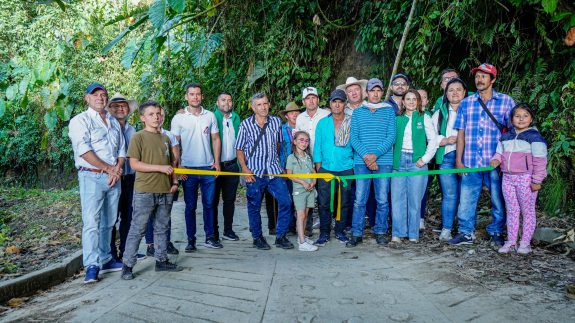 La placa huella que cambió la vida en la vereda Muelas, norte de Caldas