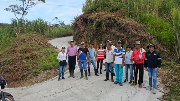 Veredas de San Isidro y Villeta en Samaná mejoran su movilidad con 200 metros de placas huella