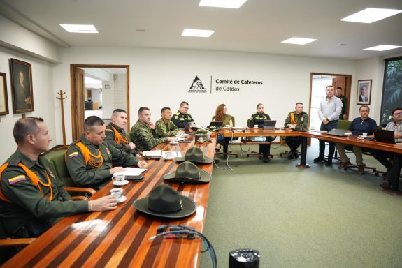 Comité de Cafeteros de Caldas y autoridades definen plan de seguridad para la cosecha cafetera en Caldas