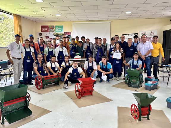 25 caficultores se capacitaron en mecánica cafetera y preparan sus equipos para la cosecha cafetera