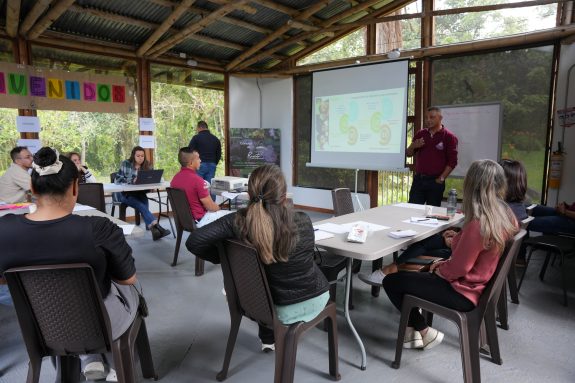 Docentes y orientadores rurales de Manizales fortalecen sus competencias en proyectos pedagógicos productivos y en el modelo Escuela Nueva