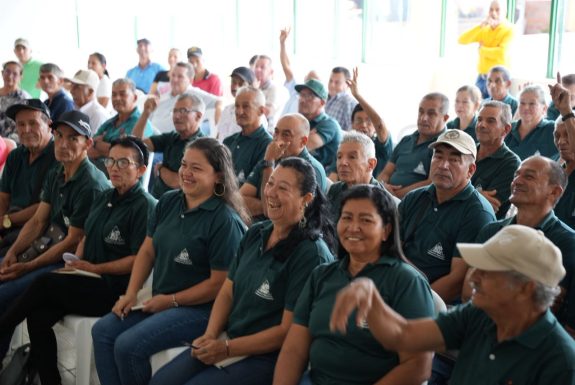 Caficultores y Comité Departamental de Cafeteros avanzan en compromisos para la cosecha 2025