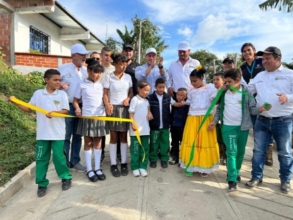 Marmato celebra la inauguración de 86 metros de placas huellas que transforman la vida rural