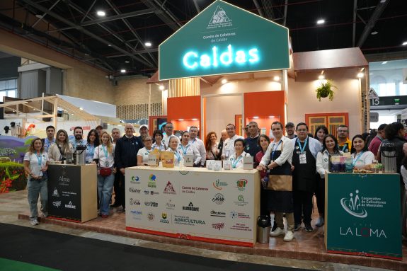 El Comité de Cafeteros de Caldas protagonista con 30 marcas de café y un stand que engalana la Feria Cafés de Colombia Expo 2025