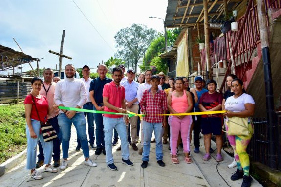 Comunidades de Chinchiná y Palestina estrenan nuevas placas huella con apoyo de la Gobernación de Caldas y el Comité de Cafeteros