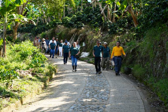 Vías que transforman el campo: avanza al 50% el programa de placas huellas en Caldas