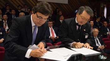 personas firmando documento