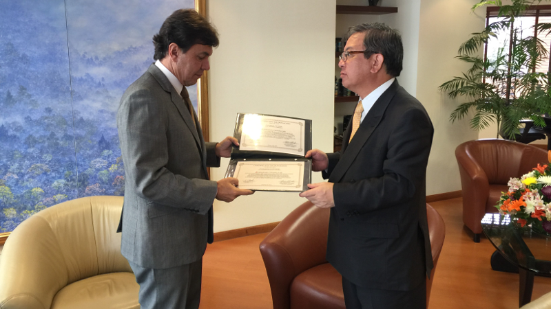 hombre recibiendo reconocimiento