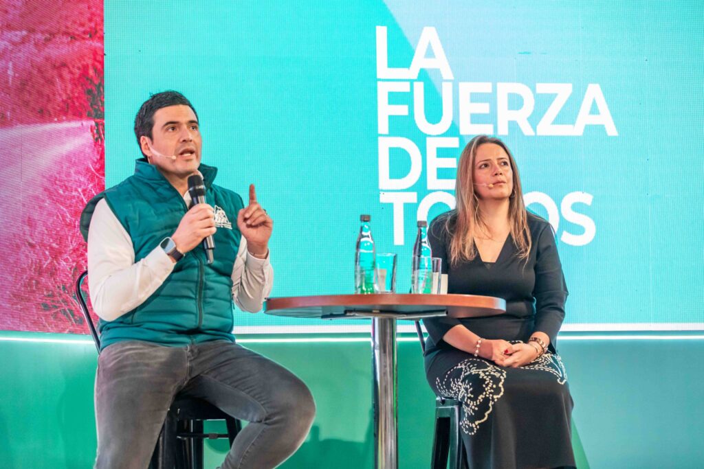 hombre y mujer en conversatorio