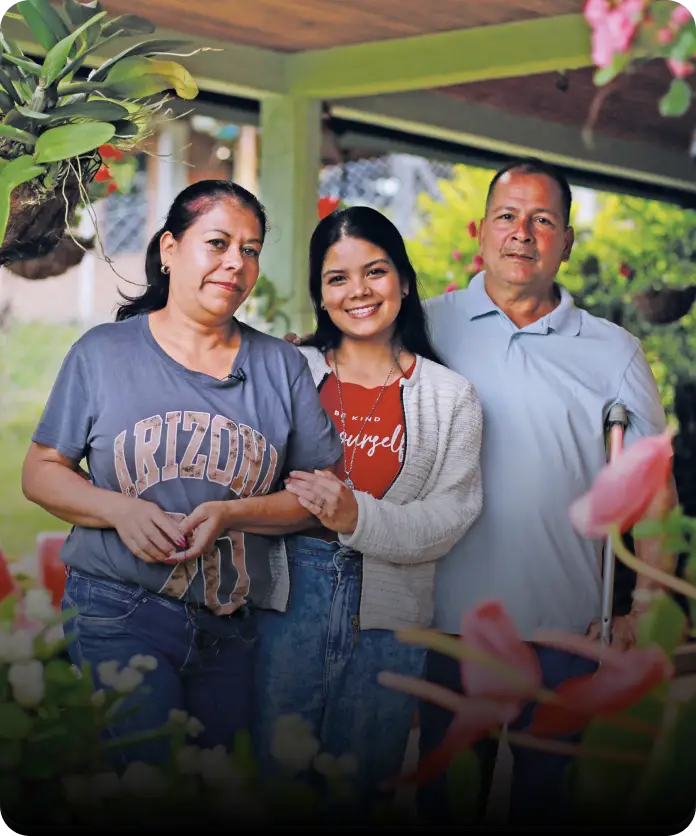 mujeres y hombre sonriendo